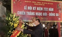 Prime Minister Nguyen Xuan Phuc offers incense at Quang Trung-Nguyen Hue Monument