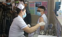 Ho Chi Minh City injects COVID-19 vaccines to district medical staff