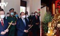 President Nguyen Xuan Phuc offers incense in commemoration of President Ho Chi Minh