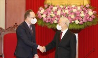 Party leader receives Russian Ambassador to Vietnam