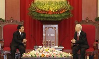 Party leader Nguyen Phu Trong receives Lao PM Phankham Viphavanh