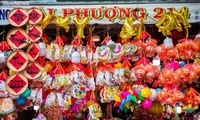 Lantern street for Mid-Autumn Festival lights up 