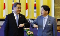 Japan and South Korea agree on improving bilateral ties