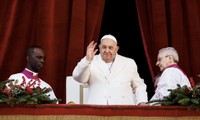 Pope urges 'all people of all nations' to silence arms in Christmas address