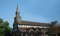 L’église en bois de Kon Tum en fête