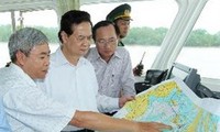 Nguyen Tan Dung inspecte le chantier du port Lach Huyên à Hai Phong