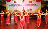 Rencontre des officiers lao ayant étudié au Vietnam