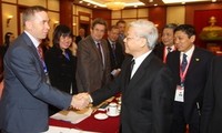 Le SG du PCV Nguyên Phu Trong rencontre les délégués de vietnamologie