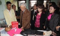 Nguyen Phu Trong rend visite à des hôpitaux à Hanoi