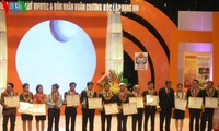 Remise des prix scientifico-techniques du Viet nam en 2012