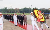 Les dirigeants rendent hommage au président Ho Chi Minh