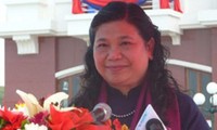 Tong Thi Phong rencontre une délégation de la jeunesse communiste du Laos