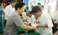 La vice-présidente Nguyen Thi Doan offre des cadeaux aux familles méritantes de Quang Binh