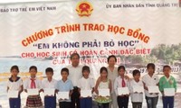 Remise des bourses d’études du fonds de patronage pour les enfants vietnamiens