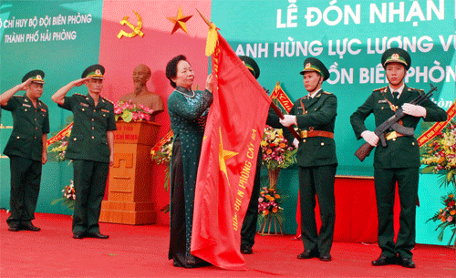 Le poste-frontière Cat Bà décoré du titre de héros des forces armées populaires