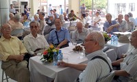 Rencontre avec les anciens jeunes de Hoang Dieu pour le salut national