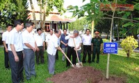 Nguyen Sinh Hung au site à la mémoire du Président Ton Duc Thang 