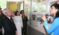  Exposition : Le président Ho Chi Minh avec la mer et les îles du Vietnam