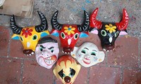 Masques en papier contrecollé, un jouet traditionnel