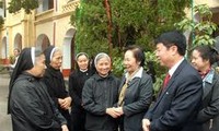  Nguyen Thi Doan rend visite aux familles défavorisées