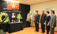 Hommages du général Vo Nguyen Giap aux ambassades du Vietnam à l'étranger