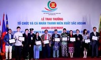 10 figures illustres de la jeunesse sud-est asiatique obtiennent le prix de l’ASEAN 