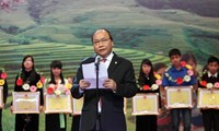 Le vice-Premier Ministre Nguyen Xuan Phuc honore les élèves issus de minorités ethniques