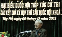 Le secrétaire général Nguyen Phu Trong rencontre des électeurs de Tay Ho