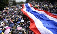 Thaïlande: la dissolution du Parlement n'apaise pas les manifestants