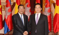 Le Premier Ministre cambodgien en visite officielle au Vietnam