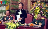 La vice-présidente Nguyen Thi Doan rencontre des conductrices de Truong Son