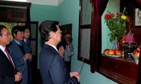 Le Premier ministre Nguyen Tan Dung rend hommage au président Ho Chi Minh