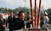 Offrandes d’encens à la mémoire des morts pour la Patrie à Ho Chi Minh-ville