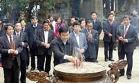 Le président Truong Tân Sang à la mémoire des rois Hùng fondateurs du pays