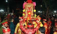 Ouverture de la fête du temple Trân à Nam Dinh