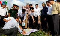 Truong Tân Sang inspecte les digues maritimes dans le delta du Mékong