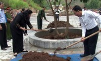 Tong Thi Phong rend hommage aux jeunes volontaires morts pour la patrie