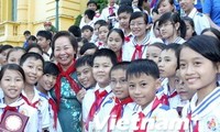  Les enfants pionniers reçus par la vice présidente Nguyen Thi Doan 