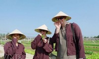 Les touristes se mettent dans la peau d’un paysan vietnamien à Hoi An