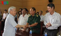 Nguyen Phu Trong travaille avec des responsables de Binh Thuan