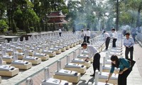 Allumer les bougies en l’honneur des morts pour la Patrie