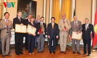 Remise de l’insigne de l’amitié aux diplomates belges 