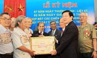 Le président Truong Tan Sang rencontre les anciens prisonniers politiques de Hoa Lo