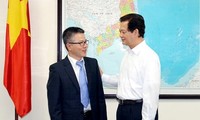 Nguyen Tan Dung travaille avec le groupe de dialogue sur l’éducation