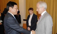 Le sénateur américain Bob Corker reçu par plusieurs dirigeants vietnamiens