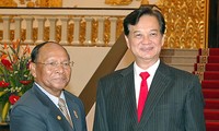 Nguyen Tan Dung reçoit Heng Samrin