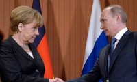 Poutine et Merkel ont discuté d'une trêve en Ukraine