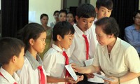 La vice-présidente Nguyen Thi Doan à la fête de la mi-automne à Ninh Binh