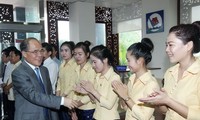 Nguyen Sinh Hung rencontre des investisseurs vietnamiens au Laos