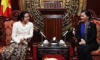 Nguyen Thi Kim Ngan reçoit des femmes députés du Laos